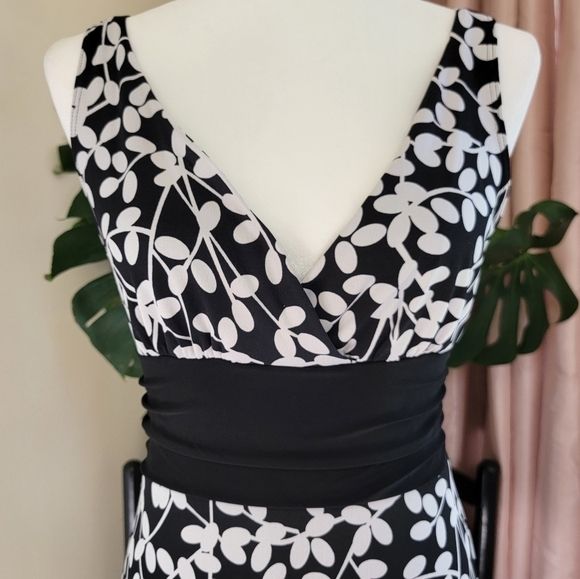 White House Black Market Black White Botanical Print Tulip Hem Dress Size XS - Picture 2 of 10